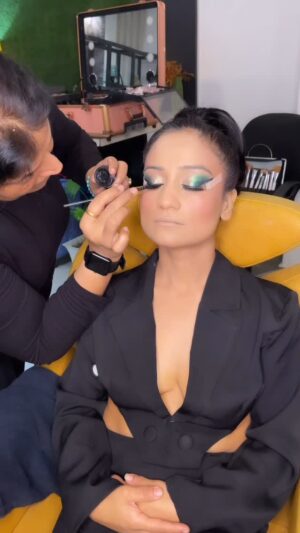 Sunita Trakroo Instagram - GRWM X Makeup by @coloursbeautysalonacademy 

Loved green eye makeup and certainly waiting for pictures💃

#sunitatrakroo #googlesearchsunitatrakroo #instagood