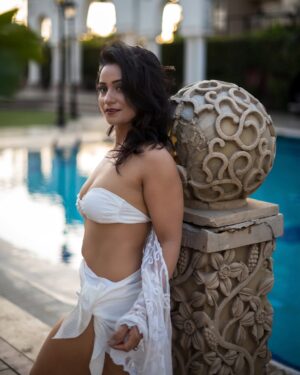 Sunita Trakroo Instagram - Your next wallpaper📸

Thank you @sarovarpremieregaurcity for having me.
Loved your hospitality and ambience and looking forward to visit soon and my competent team
@karanarang 
@colourssalonandacademy 

For putting so much efforts💃
Love you all❤️