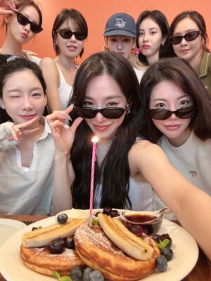 Sunny Instagram - 사랑하는 우리 소녀시대 & 소원 💗
시간이 지나도, 오랜만에 만나도 한결 같은 단짝들이 있다는건 더없는 축복이야!
항상 곁에 있어주고 나의 자랑이자 용기가 되어줘서 고마워🩷

18th 💐
still thankful, still in love💓