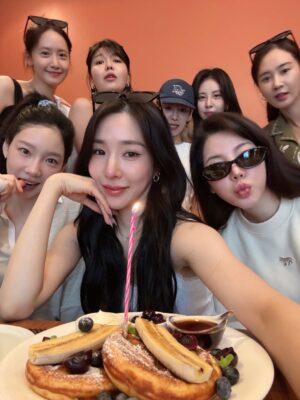 Sunny Instagram - 사랑하는 우리 소녀시대 & 소원 💗
시간이 지나도, 오랜만에 만나도 한결 같은 단짝들이 있다는건 더없는 축복이야!
항상 곁에 있어주고 나의 자랑이자 용기가 되어줘서 고마워🩷

18th 💐
still thankful, still in love💓
