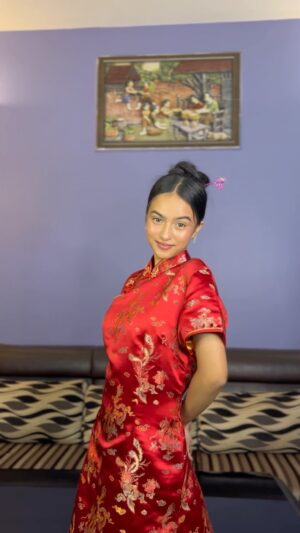 Supriya Chhetri Instagram - Use this tune, show your hairstyle and participate in #sunsilkdashainvibes by showcasing your Dashain Vibes and amazing hairstyles! 3 jana lucky winners haru le pricy ra prisma lai Sunsilk Gang of Girls ma join gari Rs. 100,000 jitna saknu hunexa bhane Sunsilk ko pack ma aafno photo rakhiney mauka paunu hunecha! Sathai Top 30 participants haru le exciting gift hampers pani paunechhan. Do not forget to tag @sunsilk.np and use #SunsilkDashainVibes. T&C Apply.
#sunsilkdashainvibes #sunsilknepal #styleasulike