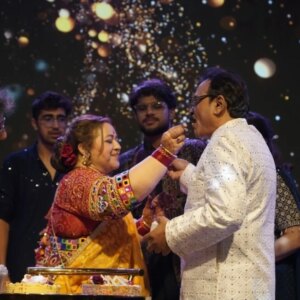 Supriya Shukla Instagram - जन्मदिन की बहुत बहुत बधाई भैय्या 🙏❤️
आप सदा खुश रहिये.. स्वस्थ रहिये.. और मुस्कुराते रहिये..

आप की मुस्कान आप की ही तरह सरल हैं 
आप अब जीवन भर के लिए मेरे भाई 🙏..
मैं आपकी बहन हो गयी हूँ..
समधी नहीं.. भाई ही माना हैं..
परिवार हैँ आप...
आपकी खुशियों की प्रार्थना करती हूँ हरपल.. हरबार 
हमारा रिश्ता हमेशा.. प्रेम.. आदर.. से बंधा रहें
और खुशियों की वर्षा से सराबोर रहें 🙏❤️
फिर से.... 
Happy birthday bhaiyya🙏❤️

Aap yunhi jeevan ka geet gaate rahiye Manmauji ki tarah.. 😊