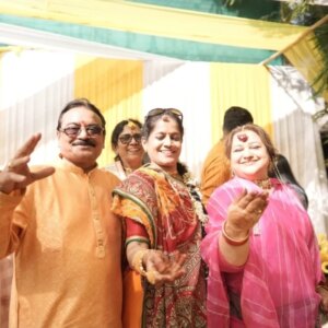 Supriya Shukla Instagram - जन्मदिन की बहुत बहुत बधाई भैय्या 🙏❤️
आप सदा खुश रहिये.. स्वस्थ रहिये.. और मुस्कुराते रहिये..

आप की मुस्कान आप की ही तरह सरल हैं 
आप अब जीवन भर के लिए मेरे भाई 🙏..
मैं आपकी बहन हो गयी हूँ..
समधी नहीं.. भाई ही माना हैं..
परिवार हैँ आप...
आपकी खुशियों की प्रार्थना करती हूँ हरपल.. हरबार 
हमारा रिश्ता हमेशा.. प्रेम.. आदर.. से बंधा रहें
और खुशियों की वर्षा से सराबोर रहें 🙏❤️
फिर से.... 
Happy birthday bhaiyya🙏❤️

Aap yunhi jeevan ka geet gaate rahiye Manmauji ki tarah.. 😊