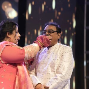Supriya Shukla Instagram - जन्मदिन की बहुत बहुत बधाई भैय्या 🙏❤️
आप सदा खुश रहिये.. स्वस्थ रहिये.. और मुस्कुराते रहिये..

आप की मुस्कान आप की ही तरह सरल हैं 
आप अब जीवन भर के लिए मेरे भाई 🙏..
मैं आपकी बहन हो गयी हूँ..
समधी नहीं.. भाई ही माना हैं..
परिवार हैँ आप...
आपकी खुशियों की प्रार्थना करती हूँ हरपल.. हरबार 
हमारा रिश्ता हमेशा.. प्रेम.. आदर.. से बंधा रहें
और खुशियों की वर्षा से सराबोर रहें 🙏❤️
फिर से.... 
Happy birthday bhaiyya🙏❤️

Aap yunhi jeevan ka geet gaate rahiye Manmauji ki tarah.. 😊