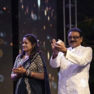 Supriya Shukla Instagram - जन्मदिन की बहुत बहुत बधाई भैय्या 🙏❤️
आप सदा खुश रहिये.. स्वस्थ रहिये.. और मुस्कुराते रहिये..

आप की मुस्कान आप की ही तरह सरल हैं 
आप अब जीवन भर के लिए मेरे भाई 🙏..
मैं आपकी बहन हो गयी हूँ..
समधी नहीं.. भाई ही माना हैं..
परिवार हैँ आप...
आपकी खुशियों की प्रार्थना करती हूँ हरपल.. हरबार 
हमारा रिश्ता हमेशा.. प्रेम.. आदर.. से बंधा रहें
और खुशियों की वर्षा से सराबोर रहें 🙏❤️
फिर से.... 
Happy birthday bhaiyya🙏❤️

Aap yunhi jeevan ka geet gaate rahiye Manmauji ki tarah.. 😊