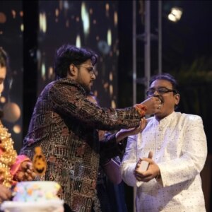 Supriya Shukla Instagram - जन्मदिन की बहुत बहुत बधाई भैय्या 🙏❤️
आप सदा खुश रहिये.. स्वस्थ रहिये.. और मुस्कुराते रहिये..

आप की मुस्कान आप की ही तरह सरल हैं 
आप अब जीवन भर के लिए मेरे भाई 🙏..
मैं आपकी बहन हो गयी हूँ..
समधी नहीं.. भाई ही माना हैं..
परिवार हैँ आप...
आपकी खुशियों की प्रार्थना करती हूँ हरपल.. हरबार 
हमारा रिश्ता हमेशा.. प्रेम.. आदर.. से बंधा रहें
और खुशियों की वर्षा से सराबोर रहें 🙏❤️
फिर से.... 
Happy birthday bhaiyya🙏❤️

Aap yunhi jeevan ka geet gaate rahiye Manmauji ki tarah.. 😊