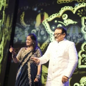 Supriya Shukla Instagram - जन्मदिन की बहुत बहुत बधाई भैय्या 🙏❤️
आप सदा खुश रहिये.. स्वस्थ रहिये.. और मुस्कुराते रहिये..

आप की मुस्कान आप की ही तरह सरल हैं 
आप अब जीवन भर के लिए मेरे भाई 🙏..
मैं आपकी बहन हो गयी हूँ..
समधी नहीं.. भाई ही माना हैं..
परिवार हैँ आप...
आपकी खुशियों की प्रार्थना करती हूँ हरपल.. हरबार 
हमारा रिश्ता हमेशा.. प्रेम.. आदर.. से बंधा रहें
और खुशियों की वर्षा से सराबोर रहें 🙏❤️
फिर से.... 
Happy birthday bhaiyya🙏❤️

Aap yunhi jeevan ka geet gaate rahiye Manmauji ki tarah.. 😊