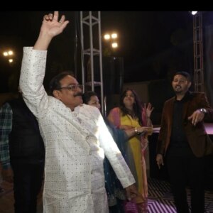 Supriya Shukla Instagram - जन्मदिन की बहुत बहुत बधाई भैय्या 🙏❤️
आप सदा खुश रहिये.. स्वस्थ रहिये.. और मुस्कुराते रहिये..

आप की मुस्कान आप की ही तरह सरल हैं 
आप अब जीवन भर के लिए मेरे भाई 🙏..
मैं आपकी बहन हो गयी हूँ..
समधी नहीं.. भाई ही माना हैं..
परिवार हैँ आप...
आपकी खुशियों की प्रार्थना करती हूँ हरपल.. हरबार 
हमारा रिश्ता हमेशा.. प्रेम.. आदर.. से बंधा रहें
और खुशियों की वर्षा से सराबोर रहें 🙏❤️
फिर से.... 
Happy birthday bhaiyya🙏❤️

Aap yunhi jeevan ka geet gaate rahiye Manmauji ki tarah.. 😊