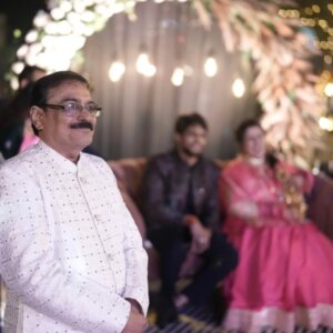 Supriya Shukla Instagram - जन्मदिन की बहुत बहुत बधाई भैय्या 🙏❤️
आप सदा खुश रहिये.. स्वस्थ रहिये.. और मुस्कुराते रहिये..

आप की मुस्कान आप की ही तरह सरल हैं 
आप अब जीवन भर के लिए मेरे भाई 🙏..
मैं आपकी बहन हो गयी हूँ..
समधी नहीं.. भाई ही माना हैं..
परिवार हैँ आप...
आपकी खुशियों की प्रार्थना करती हूँ हरपल.. हरबार 
हमारा रिश्ता हमेशा.. प्रेम.. आदर.. से बंधा रहें
और खुशियों की वर्षा से सराबोर रहें 🙏❤️
फिर से.... 
Happy birthday bhaiyya🙏❤️

Aap yunhi jeevan ka geet gaate rahiye Manmauji ki tarah.. 😊
