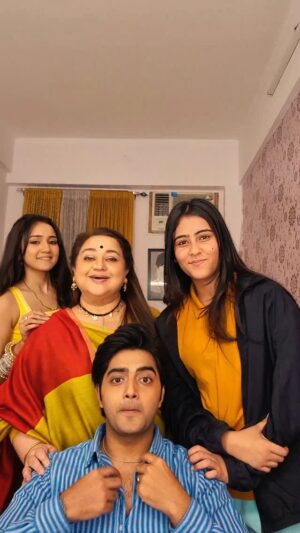 Supriya Shukla Instagram - Crazy bunch of  crazy WE.. Uff..
 Insanely pagaal se hum..
Kar kya rahein hsin😄😄...
Some moments.. We did crazy stuff...
#makeuproomdiaries