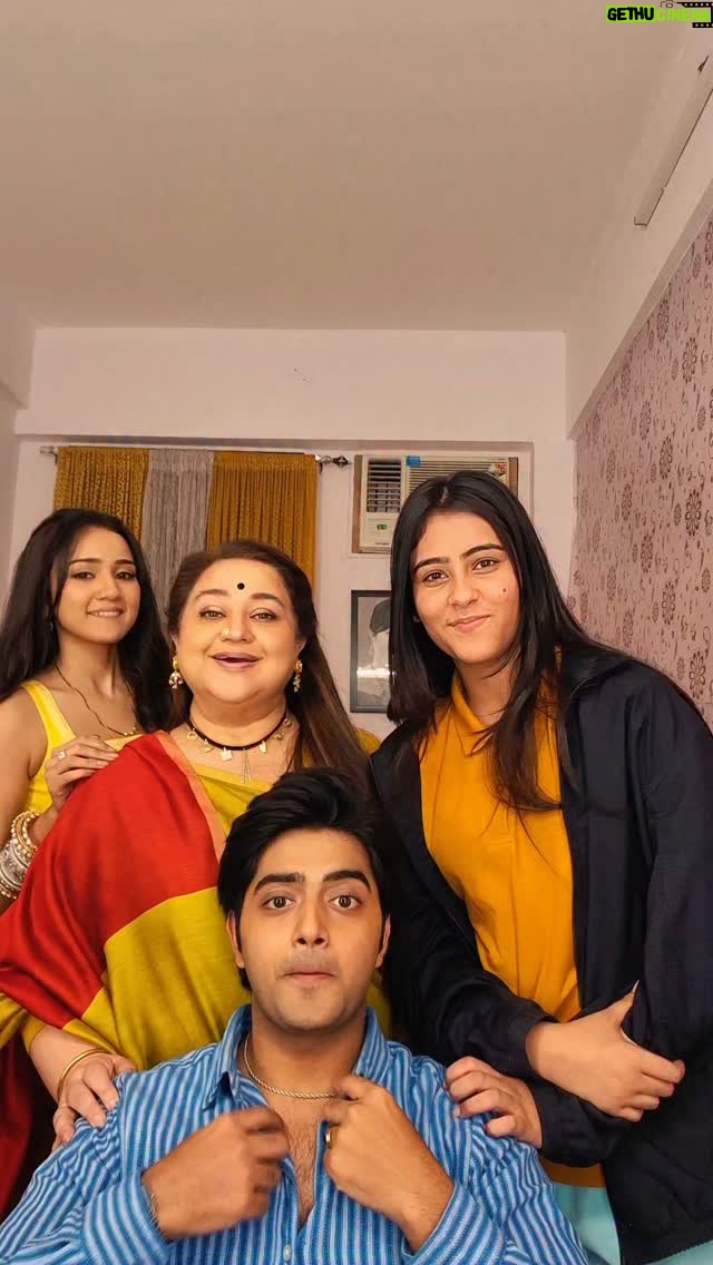 Supriya Shukla - 3.3K Likes - Crazy bunch of  crazy WE.. Uff..
 Insanely pagaal se hum..
Kar kya rahein hsin😄😄...
Some moments.. We did crazy stuff...
#makeuproomdiaries