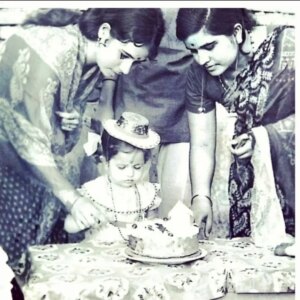 Supriya Shukla Instagram - आप जैसी होती जा रही हूँ..
पहले थोड़ी थी.. ज़्यादा हो गयी हूँ...
पता नहीं था.. ये भी होगा... पौधों से प्यार करने लगी हूँ...
खाना बना कर जिनसे प्यार करती हूँ.. खिलाना चाहती हूँ...
बच्चों से दिन में एक बार बात करना चाहती हूँ..
सोचती हूँ तो.. आप की तरह.. कई बार बात बात पे रो भी लेती हूँ...
Youtube.. Social platforms bahut excellent हैँ.. पर मम्मा के साथ किचन में हेल्प करते हुए.. उनकी रेसिपी.. घोट के पी लेना.. फिर अपनी किचन में उसे बनाना 
उन्हें याद करना.. अपने बच्चों को सिखाने की कोशिश करना...सब आपकी याद दिलाता हैं...
मम्मा.. नौ साल हो गये...
कुछ कुछ मुझमें आप हमेशा ही रहोगी..
कितना भी बीत जाये समय... यादों में..
मेरी आदतों में आप रहोगी..
Miss u mumma❤️...9years 
Learnt being little good.. Being better human.. Being simple.. Loving people around.. N cook for dear ones.. Express love through food😊..
