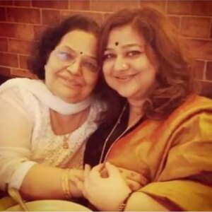 Supriya Shukla Instagram - आप जैसी होती जा रही हूँ..
पहले थोड़ी थी.. ज़्यादा हो गयी हूँ...
पता नहीं था.. ये भी होगा... पौधों से प्यार करने लगी हूँ...
खाना बना कर जिनसे प्यार करती हूँ.. खिलाना चाहती हूँ...
बच्चों से दिन में एक बार बात करना चाहती हूँ..
सोचती हूँ तो.. आप की तरह.. कई बार बात बात पे रो भी लेती हूँ...
Youtube.. Social platforms bahut excellent हैँ.. पर मम्मा के साथ किचन में हेल्प करते हुए.. उनकी रेसिपी.. घोट के पी लेना.. फिर अपनी किचन में उसे बनाना 
उन्हें याद करना.. अपने बच्चों को सिखाने की कोशिश करना...सब आपकी याद दिलाता हैं...
मम्मा.. नौ साल हो गये...
कुछ कुछ मुझमें आप हमेशा ही रहोगी..
कितना भी बीत जाये समय... यादों में..
मेरी आदतों में आप रहोगी..
Miss u mumma❤️...9years 
Learnt being little good.. Being better human.. Being simple.. Loving people around.. N cook for dear ones.. Express love through food😊..