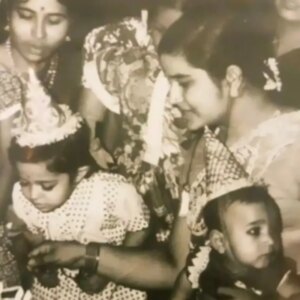 Supriya Shukla Instagram - आप जैसी होती जा रही हूँ..
पहले थोड़ी थी.. ज़्यादा हो गयी हूँ...
पता नहीं था.. ये भी होगा... पौधों से प्यार करने लगी हूँ...
खाना बना कर जिनसे प्यार करती हूँ.. खिलाना चाहती हूँ...
बच्चों से दिन में एक बार बात करना चाहती हूँ..
सोचती हूँ तो.. आप की तरह.. कई बार बात बात पे रो भी लेती हूँ...
Youtube.. Social platforms bahut excellent हैँ.. पर मम्मा के साथ किचन में हेल्प करते हुए.. उनकी रेसिपी.. घोट के पी लेना.. फिर अपनी किचन में उसे बनाना 
उन्हें याद करना.. अपने बच्चों को सिखाने की कोशिश करना...सब आपकी याद दिलाता हैं...
मम्मा.. नौ साल हो गये...
कुछ कुछ मुझमें आप हमेशा ही रहोगी..
कितना भी बीत जाये समय... यादों में..
मेरी आदतों में आप रहोगी..
Miss u mumma❤️...9years 
Learnt being little good.. Being better human.. Being simple.. Loving people around.. N cook for dear ones.. Express love through food😊..