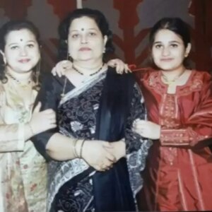 Supriya Shukla Instagram - आप जैसी होती जा रही हूँ..
पहले थोड़ी थी.. ज़्यादा हो गयी हूँ...
पता नहीं था.. ये भी होगा... पौधों से प्यार करने लगी हूँ...
खाना बना कर जिनसे प्यार करती हूँ.. खिलाना चाहती हूँ...
बच्चों से दिन में एक बार बात करना चाहती हूँ..
सोचती हूँ तो.. आप की तरह.. कई बार बात बात पे रो भी लेती हूँ...
Youtube.. Social platforms bahut excellent हैँ.. पर मम्मा के साथ किचन में हेल्प करते हुए.. उनकी रेसिपी.. घोट के पी लेना.. फिर अपनी किचन में उसे बनाना 
उन्हें याद करना.. अपने बच्चों को सिखाने की कोशिश करना...सब आपकी याद दिलाता हैं...
मम्मा.. नौ साल हो गये...
कुछ कुछ मुझमें आप हमेशा ही रहोगी..
कितना भी बीत जाये समय... यादों में..
मेरी आदतों में आप रहोगी..
Miss u mumma❤️...9years 
Learnt being little good.. Being better human.. Being simple.. Loving people around.. N cook for dear ones.. Express love through food😊..
