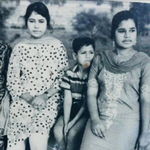 Supriya Shukla Instagram - आप जैसी होती जा रही हूँ..
पहले थोड़ी थी.. ज़्यादा हो गयी हूँ...
पता नहीं था.. ये भी होगा... पौधों से प्यार करने लगी हूँ...
खाना बना कर जिनसे प्यार करती हूँ.. खिलाना चाहती हूँ...
बच्चों से दिन में एक बार बात करना चाहती हूँ..
सोचती हूँ तो.. आप की तरह.. कई बार बात बात पे रो भी लेती हूँ...
Youtube.. Social platforms bahut excellent हैँ.. पर मम्मा के साथ किचन में हेल्प करते हुए.. उनकी रेसिपी.. घोट के पी लेना.. फिर अपनी किचन में उसे बनाना 
उन्हें याद करना.. अपने बच्चों को सिखाने की कोशिश करना...सब आपकी याद दिलाता हैं...
मम्मा.. नौ साल हो गये...
कुछ कुछ मुझमें आप हमेशा ही रहोगी..
कितना भी बीत जाये समय... यादों में..
मेरी आदतों में आप रहोगी..
Miss u mumma❤️...9years 
Learnt being little good.. Being better human.. Being simple.. Loving people around.. N cook for dear ones.. Express love through food😊..