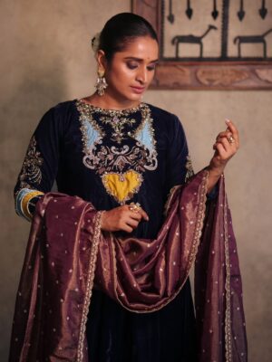 Surabhi Lakshmi Instagram - One year Of ARM ๐งฟ
Costume @_omikha_
Make-up & hair @amal_ajithkumar
Photography :@toms_g_ottaplavan @redcarpet_photographer
Accessories @pureallure.in
#ARMtheMOVIE #anguvaanakonilu #memories