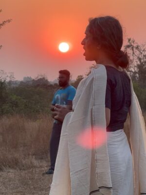 Surabhi Lakshmi Instagram - അങ്ങ് വാനകോണിൽ. .....
മിന്നി നിന്നൊരമ്പിളി 🧿❤️
@armthemovie @sujithnambiar_thiyarath @jithin_laal 📸 @afsal_.3578
#location
#armthemovie #surabhilakkshmi