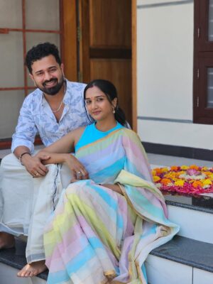Surabhi Santosh Instagram - Onam with flowers, food, family and fond memories 🩵🌸✨
Wish you all a happy and blessed Onam 🥰
#Onam2025 #Onamwithfamily #onamspecial #Trivandrum #Family