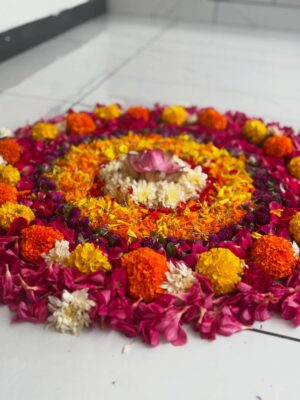 Surabhi Santosh Instagram - Onam with flowers, food, family and fond memories 🩵🌸✨
Wish you all a happy and blessed Onam 🥰
#Onam2025 #Onamwithfamily #onamspecial #Trivandrum #Family