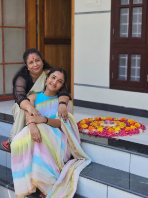 Surabhi Santosh Instagram - Onam with flowers, food, family and fond memories 🩵🌸✨
Wish you all a happy and blessed Onam 🥰
#Onam2025 #Onamwithfamily #onamspecial #Trivandrum #Family