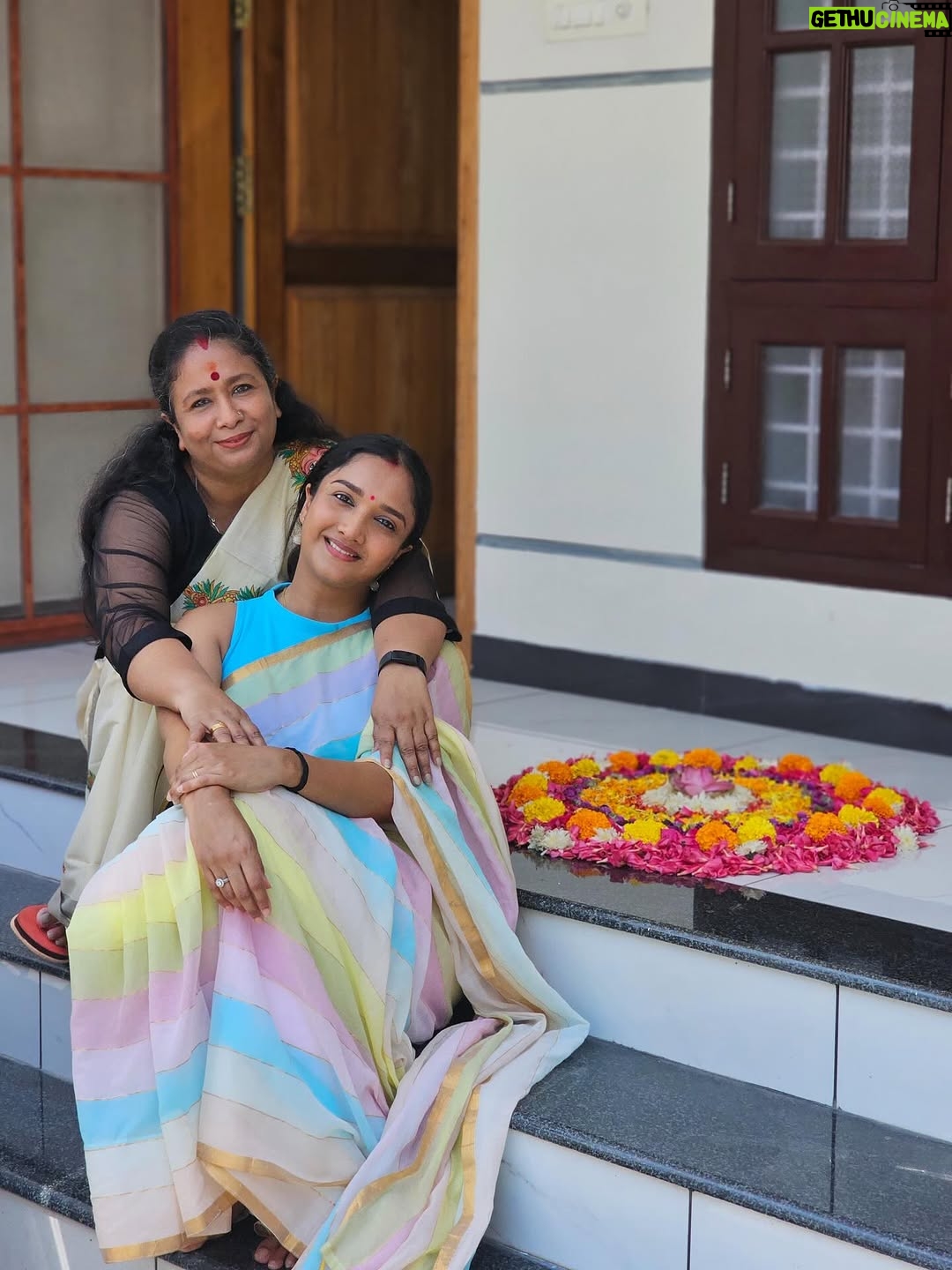 Surabhi Santosh - 37.9K Likes - Onam with flowers, food, family and fond memories 🩵🌸✨ 
Wish you all a happy and blessed Onam 🥰

#Onam2025 #Onamwithfamily #onamspecial #Trivandrum #Family