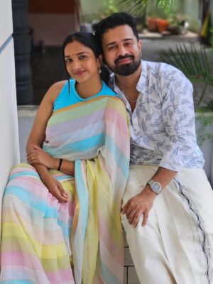 Surabhi Santosh Instagram - Onam with flowers, food, family and fond memories 🩵🌸✨
Wish you all a happy and blessed Onam 🥰
#Onam2025 #Onamwithfamily #onamspecial #Trivandrum #Family