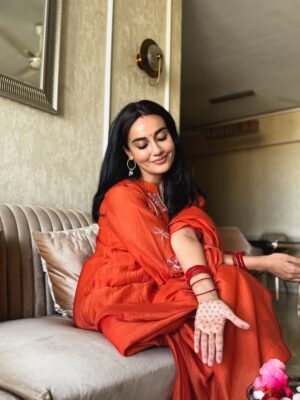 Surbhi Jyoti Instagram - Happy Karwachauth 🫰🏼
.
.
.
.
.
@kavana.in