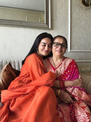 Surbhi Jyoti Instagram - Happy Karwachauth 🫰🏼
.
.
.
.
.
@kavana.in