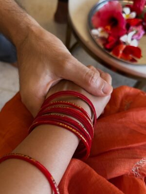 Surbhi Jyoti Instagram - Happy Karwachauth 🫰🏼
.
.
.
.
.
@kavana.in