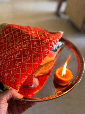 Surbhi Jyoti Instagram - Happy Karwachauth 🫰🏼
.
.
.
.
.
@kavana.in