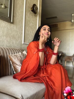 Surbhi Jyoti Instagram - Happy Karwachauth 🫰🏼
.
.
.
.
.
@kavana.in