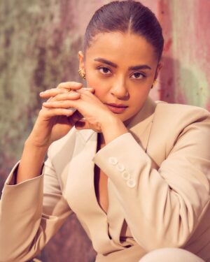 Surveen Chawla Instagram - When I mean business and let the ruins do the talking ! ⚒️
Styled by @tanghavri
Assisted by @sabrinawhite98
Outfit @neonthelabelsofficial
Jewelry @houseofjskjewels
Hair @aliyashaik28
Makeup @harryrajput64
📸 @visualaffairs_va