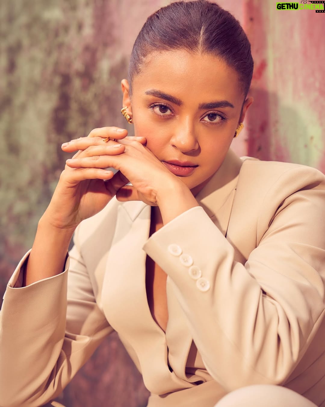 Surveen Chawla - 68.3K Likes - When I mean business and let the ruins do the talking ! ⚒️

Styled by @tanghavri 
Assisted by @sabrinawhite98
Outfit @neonthelabelsofficial 
Jewelry @houseofjskjewels
Hair @aliyashaik28
Makeup @harryrajput64
📸 @visualaffairs_va