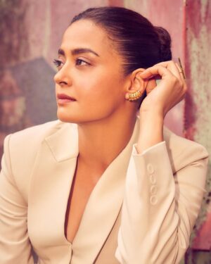 Surveen Chawla Instagram - When I mean business and let the ruins do the talking ! ⚒️
Styled by @tanghavri
Assisted by @sabrinawhite98
Outfit @neonthelabelsofficial
Jewelry @houseofjskjewels
Hair @aliyashaik28
Makeup @harryrajput64
📸 @visualaffairs_va