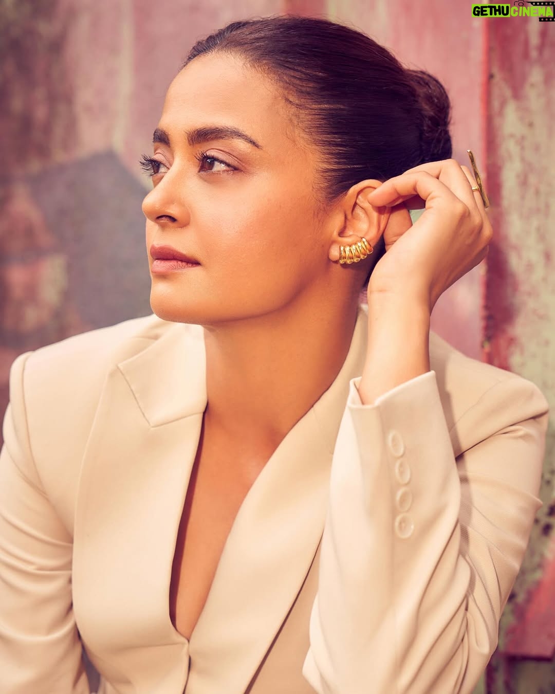 Surveen Chawla - 68.3K Likes - When I mean business and let the ruins do the talking ! ⚒️

Styled by @tanghavri 
Assisted by @sabrinawhite98
Outfit @neonthelabelsofficial 
Jewelry @houseofjskjewels
Hair @aliyashaik28
Makeup @harryrajput64
📸 @visualaffairs_va