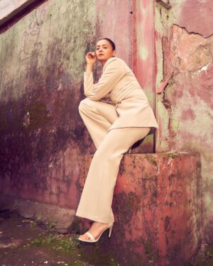 Surveen Chawla Instagram - When I mean business and let the ruins do the talking ! ⚒️
Styled by @tanghavri
Assisted by @sabrinawhite98
Outfit @neonthelabelsofficial
Jewelry @houseofjskjewels
Hair @aliyashaik28
Makeup @harryrajput64
📸 @visualaffairs_va