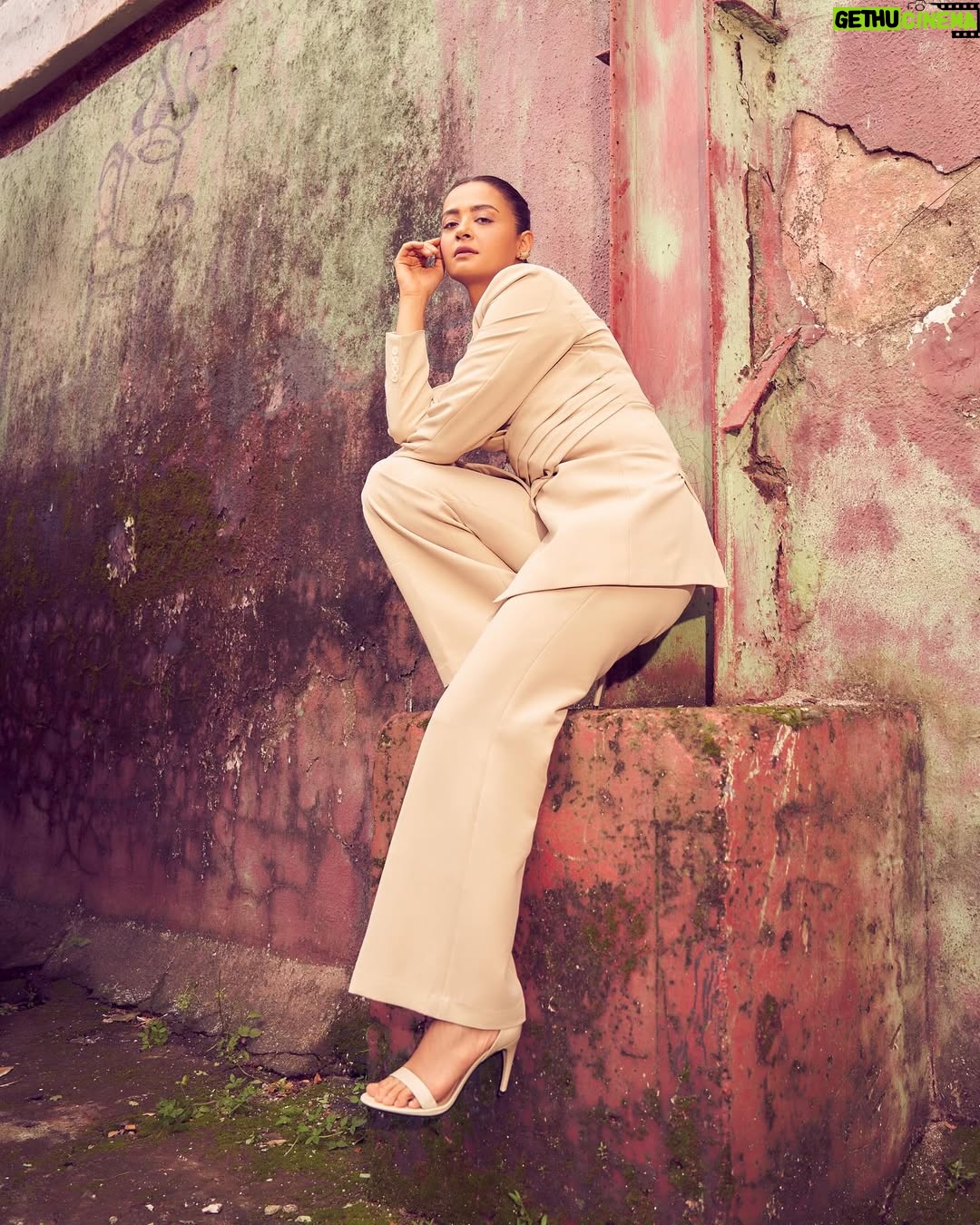 Surveen Chawla - 68.3K Likes - When I mean business and let the ruins do the talking ! ⚒️

Styled by @tanghavri 
Assisted by @sabrinawhite98
Outfit @neonthelabelsofficial 
Jewelry @houseofjskjewels
Hair @aliyashaik28
Makeup @harryrajput64
📸 @visualaffairs_va