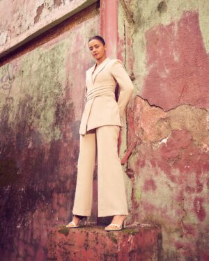 Surveen Chawla Instagram - When I mean business and let the ruins do the talking ! ⚒️
Styled by @tanghavri
Assisted by @sabrinawhite98
Outfit @neonthelabelsofficial
Jewelry @houseofjskjewels
Hair @aliyashaik28
Makeup @harryrajput64
📸 @visualaffairs_va