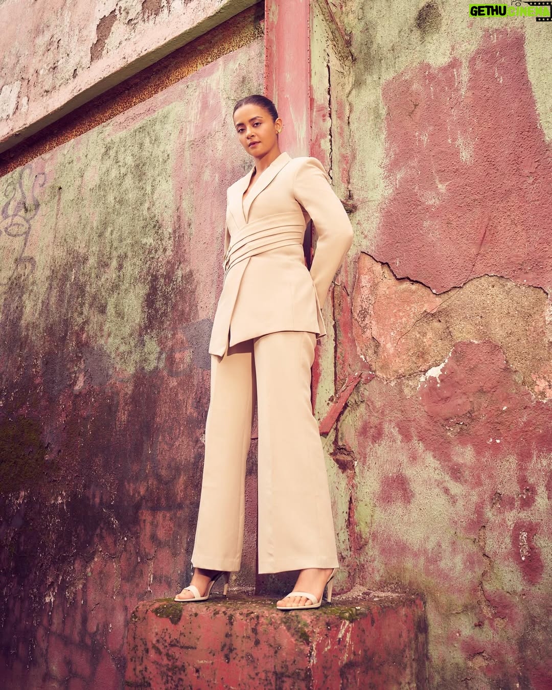 Surveen Chawla - 68.3K Likes - When I mean business and let the ruins do the talking ! ⚒️

Styled by @tanghavri 
Assisted by @sabrinawhite98
Outfit @neonthelabelsofficial 
Jewelry @houseofjskjewels
Hair @aliyashaik28
Makeup @harryrajput64
📸 @visualaffairs_va
