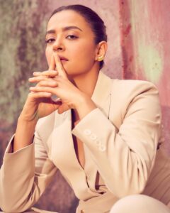 Actress Surveen Chawla HD Photos and Wallpapers September 2025