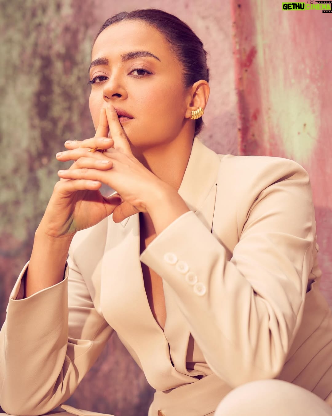 Surveen Chawla - 68.3K Likes - When I mean business and let the ruins do the talking ! ⚒️

Styled by @tanghavri 
Assisted by @sabrinawhite98
Outfit @neonthelabelsofficial 
Jewelry @houseofjskjewels
Hair @aliyashaik28
Makeup @harryrajput64
📸 @visualaffairs_va