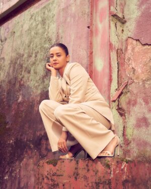 Surveen Chawla Instagram - When I mean business and let the ruins do the talking ! ⚒️
Styled by @tanghavri
Assisted by @sabrinawhite98
Outfit @neonthelabelsofficial
Jewelry @houseofjskjewels
Hair @aliyashaik28
Makeup @harryrajput64
📸 @visualaffairs_va