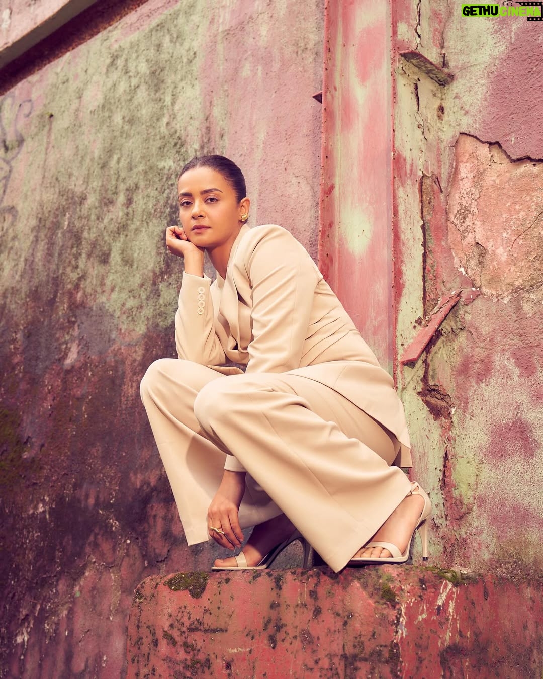 Surveen Chawla - 68.3K Likes - When I mean business and let the ruins do the talking ! ⚒️

Styled by @tanghavri 
Assisted by @sabrinawhite98
Outfit @neonthelabelsofficial 
Jewelry @houseofjskjewels
Hair @aliyashaik28
Makeup @harryrajput64
📸 @visualaffairs_va