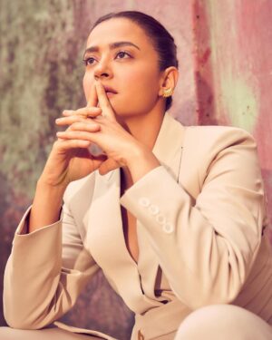 Surveen Chawla Instagram - When I mean business and let the ruins do the talking ! ⚒️
Styled by @tanghavri
Assisted by @sabrinawhite98
Outfit @neonthelabelsofficial
Jewelry @houseofjskjewels
Hair @aliyashaik28
Makeup @harryrajput64
📸 @visualaffairs_va