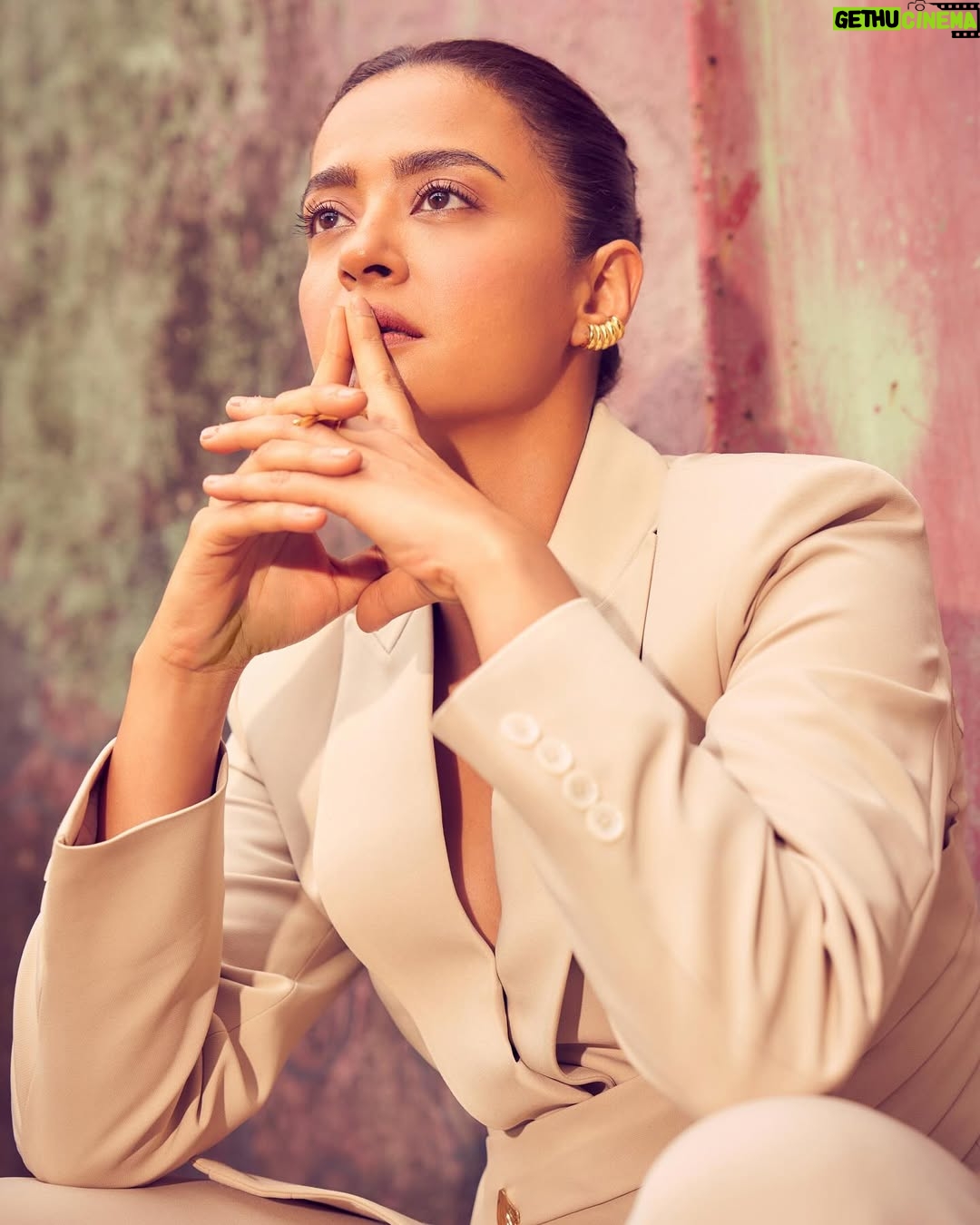 Surveen Chawla - 68.3K Likes - When I mean business and let the ruins do the talking ! ⚒️

Styled by @tanghavri 
Assisted by @sabrinawhite98
Outfit @neonthelabelsofficial 
Jewelry @houseofjskjewels
Hair @aliyashaik28
Makeup @harryrajput64
📸 @visualaffairs_va