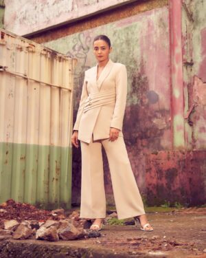 Surveen Chawla Instagram - When I mean business and let the ruins do the talking ! ⚒️
Styled by @tanghavri
Assisted by @sabrinawhite98
Outfit @neonthelabelsofficial
Jewelry @houseofjskjewels
Hair @aliyashaik28
Makeup @harryrajput64
📸 @visualaffairs_va