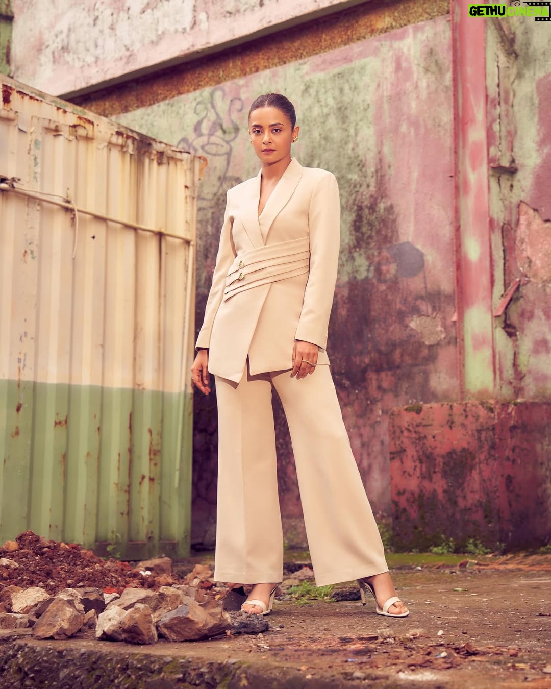 Surveen Chawla - 68.3K Likes - When I mean business and let the ruins do the talking ! ⚒️

Styled by @tanghavri 
Assisted by @sabrinawhite98
Outfit @neonthelabelsofficial 
Jewelry @houseofjskjewels
Hair @aliyashaik28
Makeup @harryrajput64
📸 @visualaffairs_va