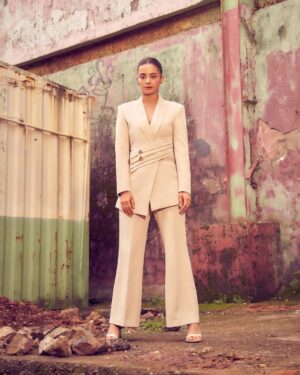 Surveen Chawla Instagram - When I mean business and let the ruins do the talking ! ⚒️
Styled by @tanghavri
Assisted by @sabrinawhite98
Outfit @neonthelabelsofficial
Jewelry @houseofjskjewels
Hair @aliyashaik28
Makeup @harryrajput64
📸 @visualaffairs_va