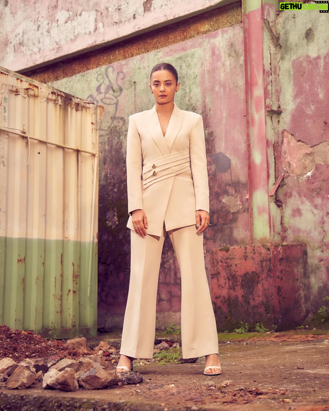 Surveen Chawla - 68.3K Likes - When I mean business and let the ruins do the talking ! ⚒️

Styled by @tanghavri 
Assisted by @sabrinawhite98
Outfit @neonthelabelsofficial 
Jewelry @houseofjskjewels
Hair @aliyashaik28
Makeup @harryrajput64
📸 @visualaffairs_va